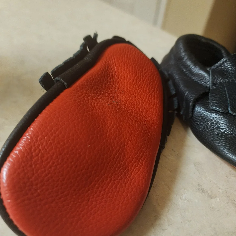 Infant moccasins with red bottom